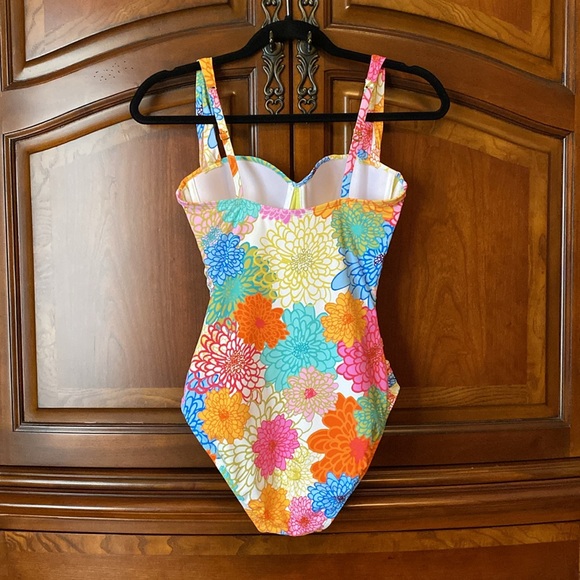 Bleu by Rod Beattie floral patterned one-piece bathing suit, size 6. - Picture 6 of 12